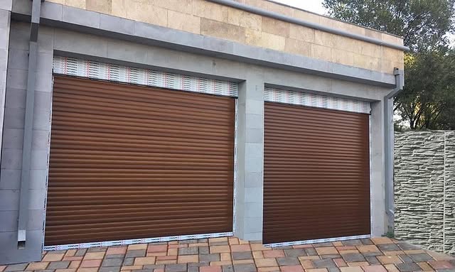 Remote-controlled rolling shutters